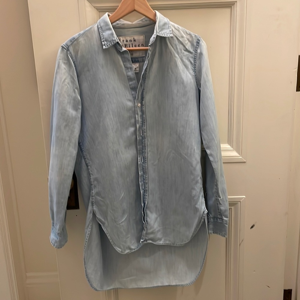 Frank and Eileen light blue chambray/denim Grayson long sleeve shirt. Sz M. EUC